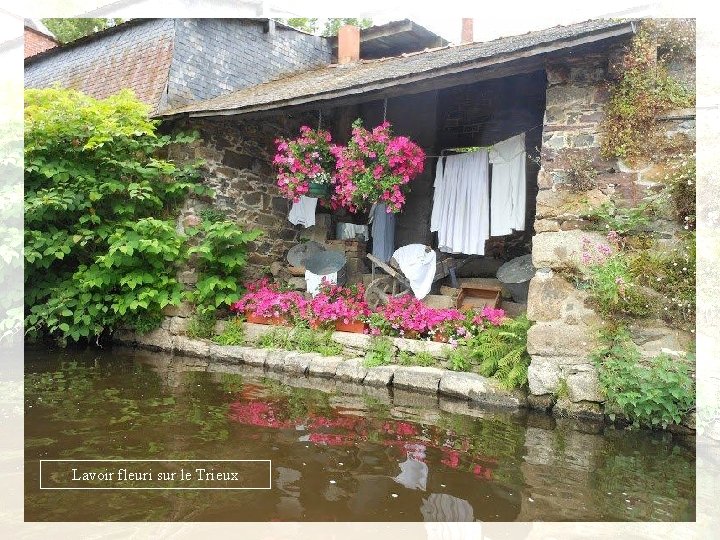 Lavoir fleuri sur le Trieux 