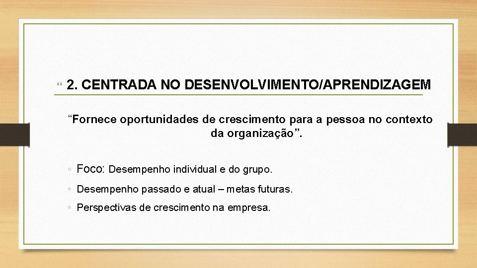  2. CENTRADA NO DESENVOLVIMENTO/APRENDIZAGEM “Fornece oportunidades de crescimento para a pessoa no contexto