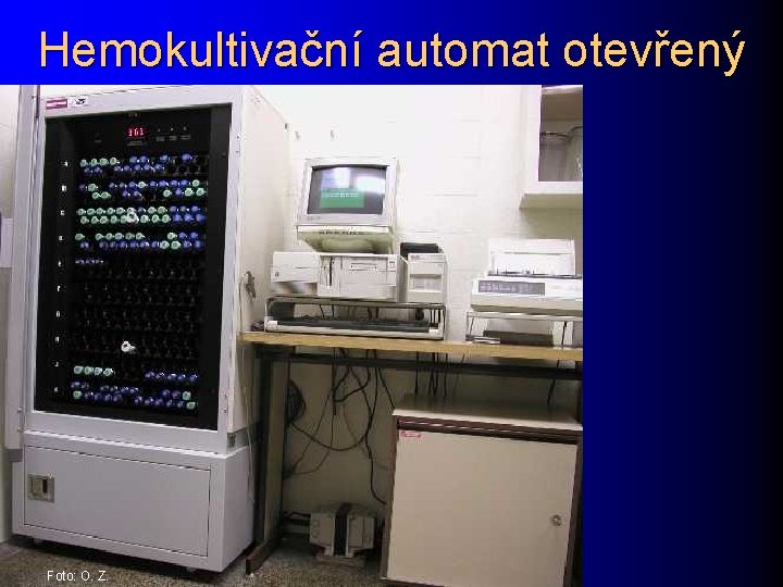 Hemokultivační automat otevřený Foto: O. Z. 