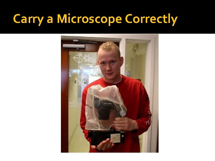 Carry a Microscope Correctly 