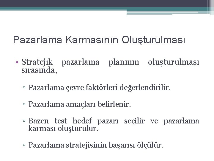 Pazarlama Karmasının Oluşturulması • Stratejik pazarlama planının oluşturulması sırasında, ▫ Pazarlama çevre faktörleri değerlendirilir.