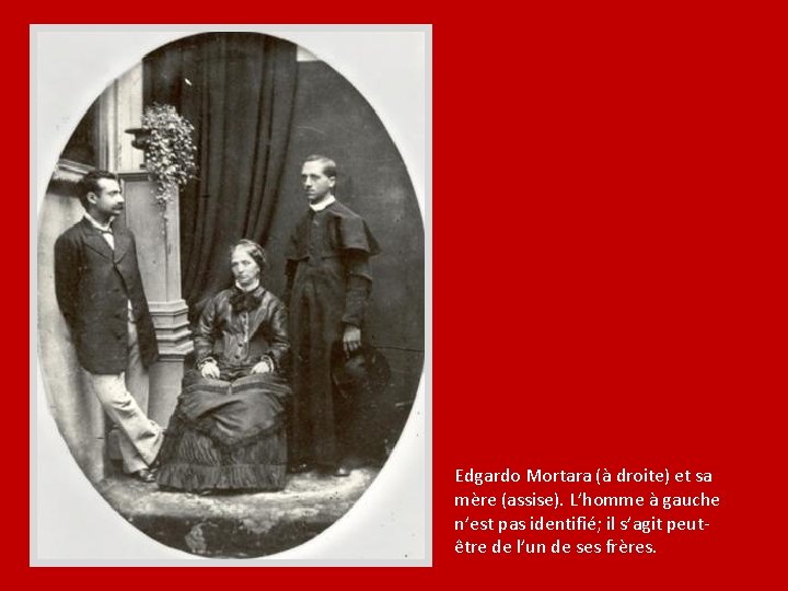 Edgardo Mortara (à droite) et sa mère (assise). L’homme à gauche n’est pas identifié;