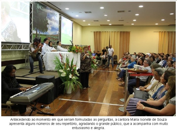 Antecedendo ao momento em que seriam formuladas as perguntas, a cantora Maria Isonete de