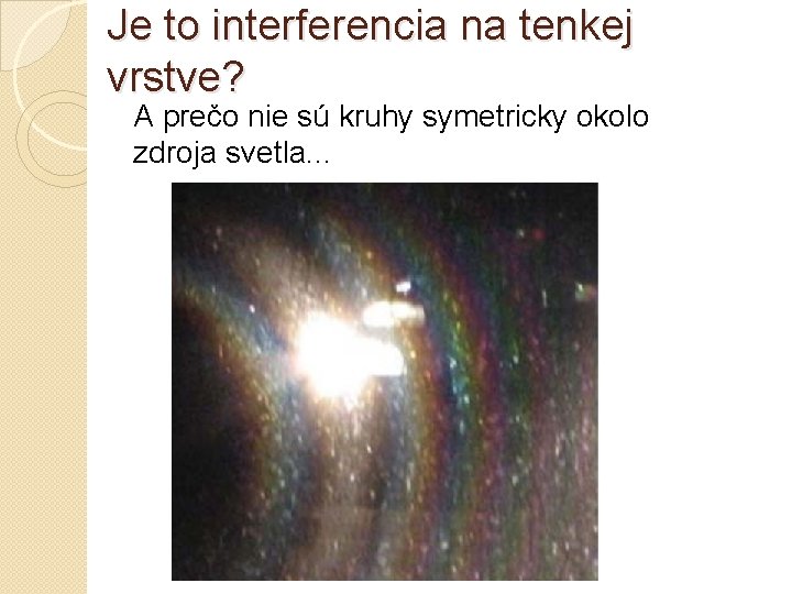 Je to interferencia na tenkej vrstve? A prečo nie sú kruhy symetricky okolo zdroja