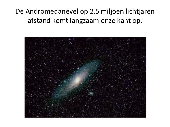 De Andromedanevel op 2, 5 miljoen lichtjaren afstand komt langzaam onze kant op. 