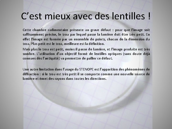 C’est mieux avec des lentilles ! Cette chambre rudimentaire présente un grave défaut :