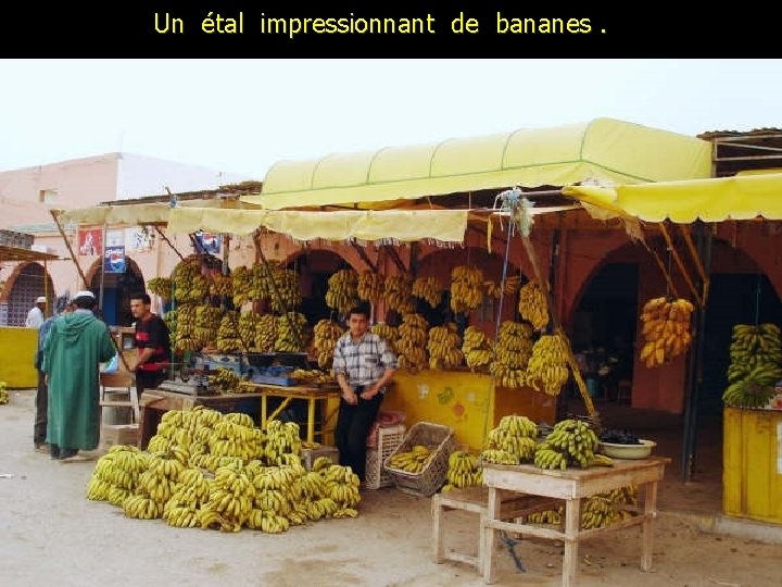 Un étal impressionnant de bananes. 