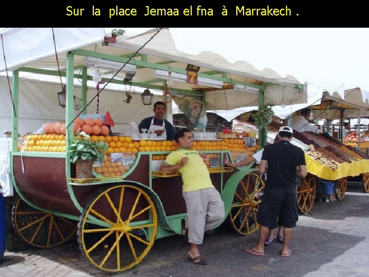 Sur la place Jemaa el fna à Marrakech. 