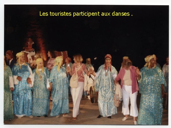 Les touristes participent aux danses. 