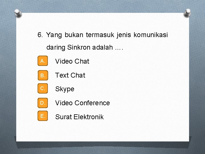  6. Yang bukan termasuk jenis komunikasi daring Sinkron adalah …. A. Video Chat