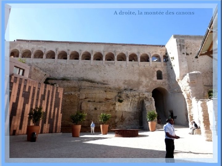 A droite, la montée des canons 