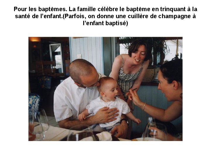 Pour les baptêmes. La famille célèbre le baptême en trinquant à la santé de