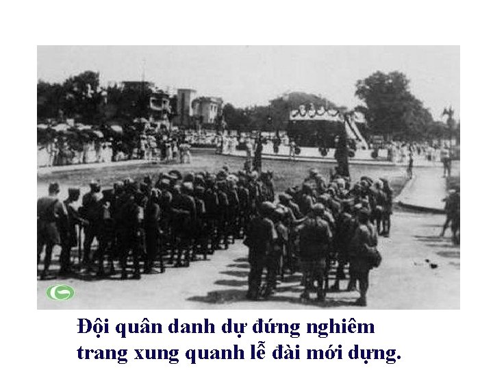 Đội quân danh dự đứng nghiêm trang xung quanh lễ đài mới dựng. 