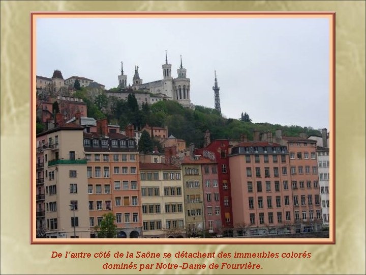 De l’autre côté de la Saône se détachent des immeubles colorés dominés par Notre-Dame