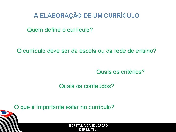 A ELABORAÇÃO DE UM CURRÍCULO Quem define o currículo? O currículo deve ser da A ELABORAÇÃO DE UM CURRÍCULO Quem define o currículo? O currículo deve ser da
