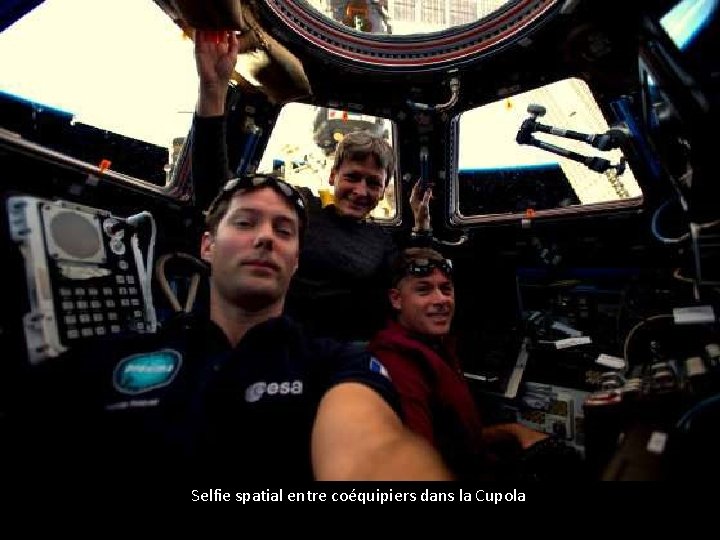 Selfie spatial entre coéquipiers dans la Cupola 