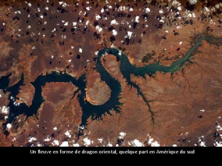 Un fleuve en forme de dragon oriental, quelque part en Amérique du sud 