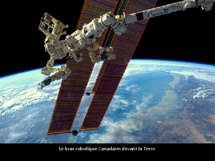 Le bras robotique Canadarm devant la Terre 