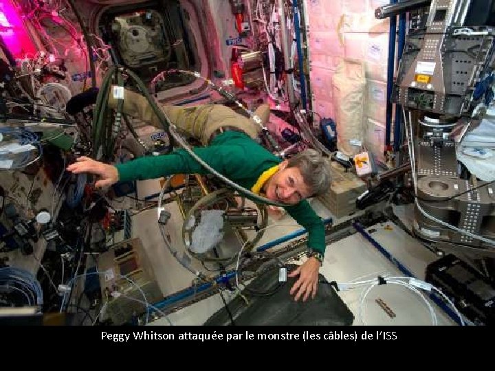 Peggy Whitson attaquée par le monstre (les câbles) de l’ISS 