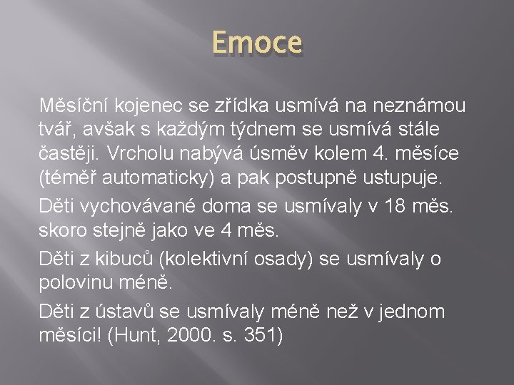 Emoce Měsíční kojenec se zřídka usmívá na neznámou tvář, avšak s každým týdnem se