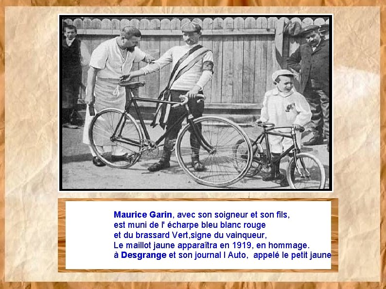 Maurice Garin, avec son soigneur et son fils, est muni de l' écharpe bleu