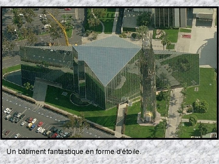 Un bâtiment fantastique en forme d’étoile. 