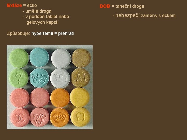 Extáze = éčko - umělá droga - v podobě tablet nebo gelových kapslí Způsobuje: