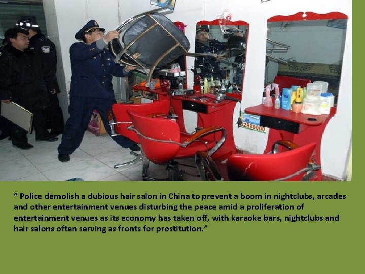 “ Police demolish a dubious hair salon in China to prevent a boom in “ Police demolish a dubious hair salon in China to prevent a boom in