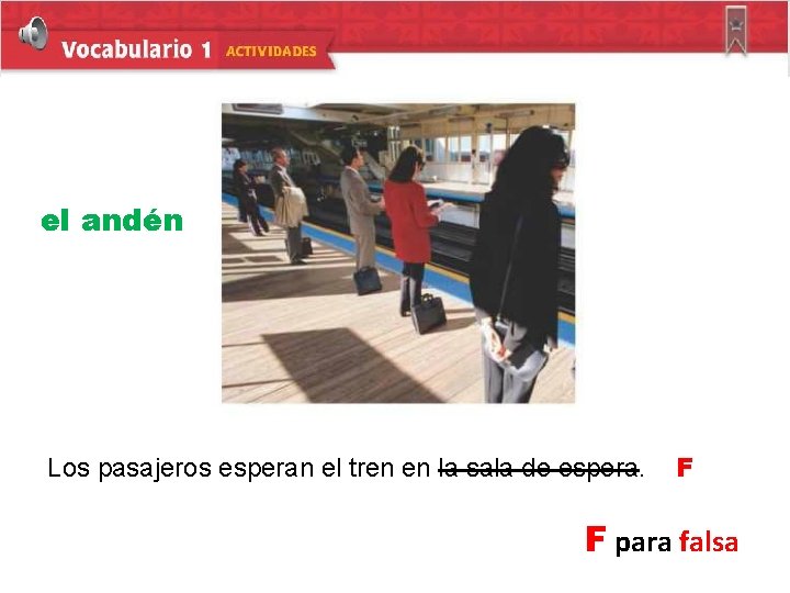 el andén Los pasajeros esperan el tren en la sala de espera. F Mira