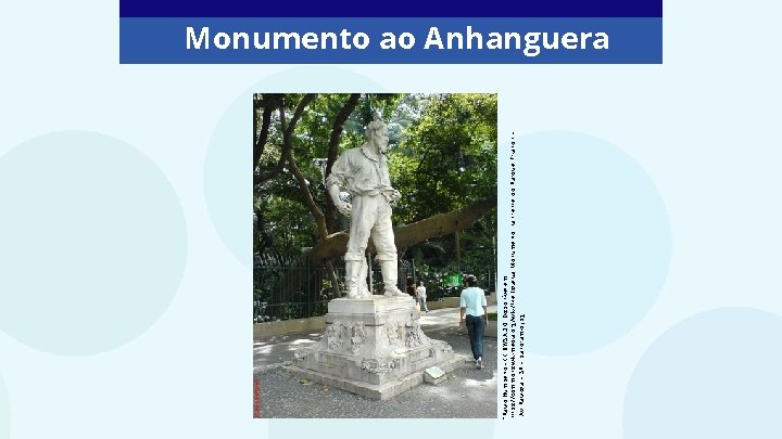 “Paulo Humberto - CC BY/SA 3. 0. Disponível em: https: //commons. wikimedia. org/wiki/File: Estatua_Monumento_na_frente_do_Parque_Trianon__Av_Paulista_-_SP_-_panoramio.