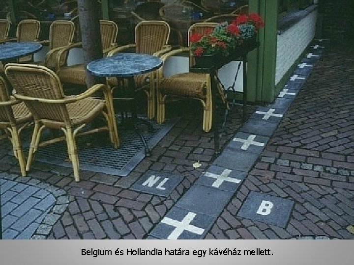 Belgium és Hollandia határa egy kávéház mellett. 