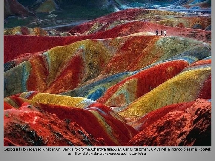 Geológiai különlegesség Kínában, un. Danxia földforma. (Zhangye település, Gansu tartomány). A színek a homokkő