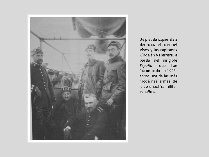 De pie, de izquierda a derecha, el coronel Vives y los capitanes Kindelán y De pie, de izquierda a derecha, el coronel Vives y los capitanes Kindelán y