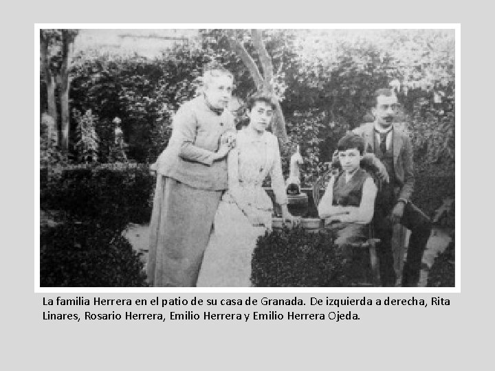 La familia Herrera en el patio de su casa de Granada. De izquierda a La familia Herrera en el patio de su casa de Granada. De izquierda a