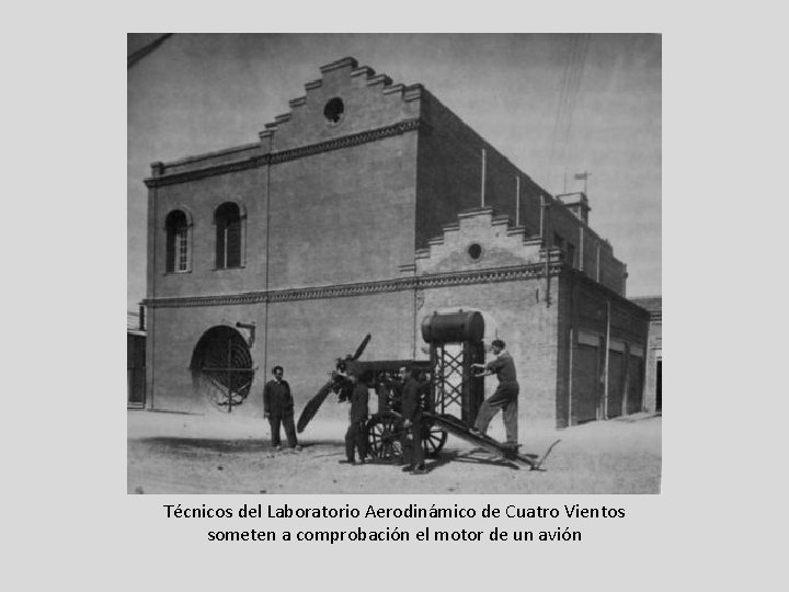 Técnicos del Laboratorio Aerodinámico de Cuatro Vientos someten a comprobación el motor de un Técnicos del Laboratorio Aerodinámico de Cuatro Vientos someten a comprobación el motor de un