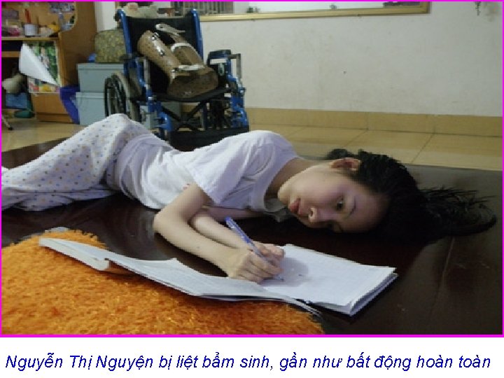 Nguyễn Thị Nguyện bị liệt bẩm sinh, gần như bất động hoàn toàn 