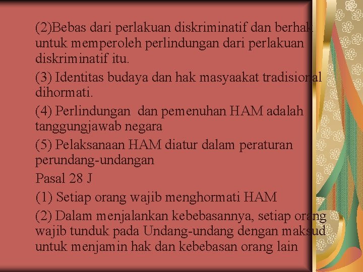 (2)Bebas dari perlakuan diskriminatif dan berhak untuk memperoleh perlindungan dari perlakuan diskriminatif itu. (3)