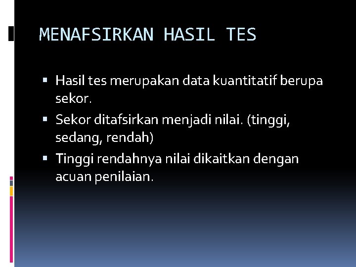 MENAFSIRKAN HASIL TES Hasil tes merupakan data kuantitatif berupa sekor. Sekor ditafsirkan menjadi nilai.