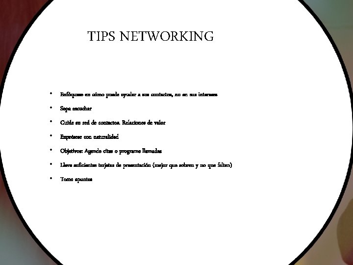 TIPS NETWORKING • Enfóquese en cómo puede ayudar a sus contactos, no en sus