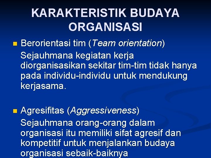 KARAKTERISTIK BUDAYA ORGANISASI n Berorientasi tim (Team orientation) Sejauhmana kegiatan kerja diorganisasikan sekitar tim-tim