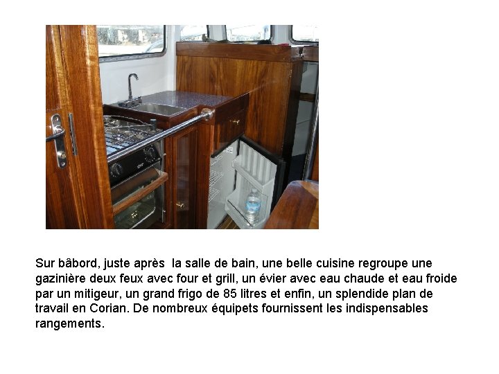 Sur bâbord, juste après la salle de bain, une belle cuisine regroupe une gazinière