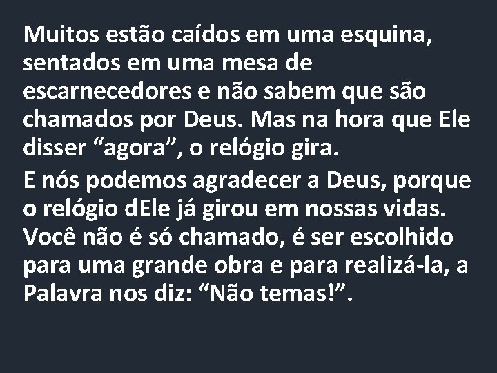 Muitos estão caídos em uma esquina, sentados em uma mesa de escarnecedores e não