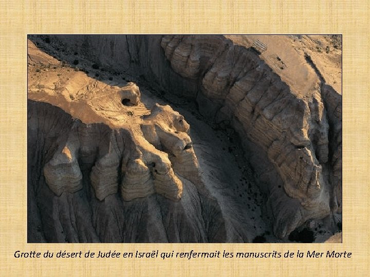 Grotte du désert de Judée en Israël qui renfermait les manuscrits de la Mer