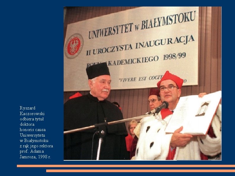 Ryszard Kaczorowski odbiera tytuł doktora honoris causa Uniwersytetu w Białymstoku z rąk jego rektora