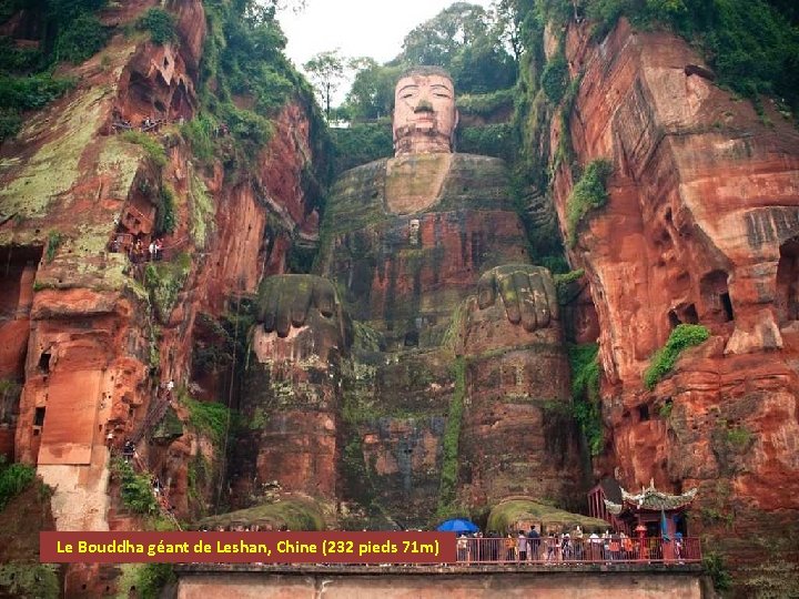 Le Bouddha géant de Leshan, Chine (232 pieds 71 m) 