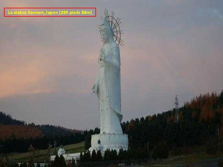 La statue Kannon, Japon (289 pieds 88 m) 