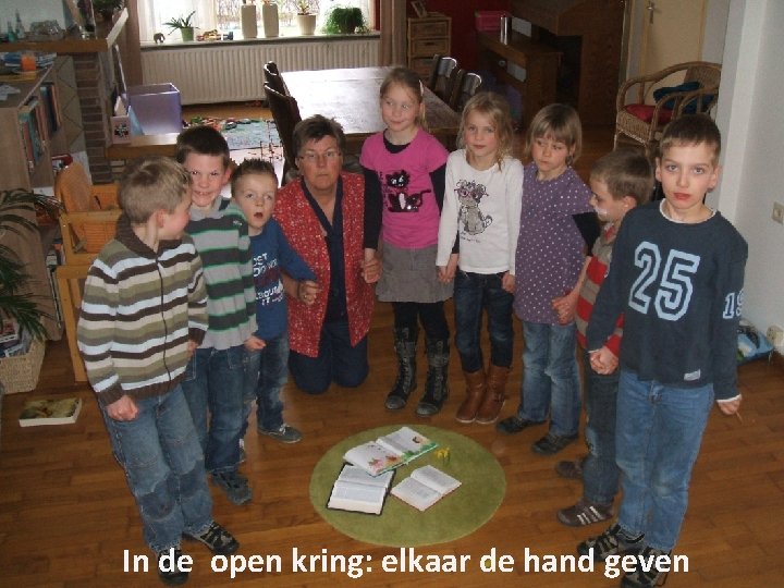 In de open kring: elkaar de hand geven 