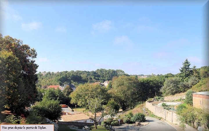 Vue prise depuis le parvis de l’église. 