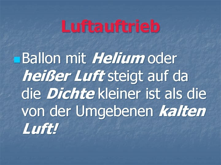 Luftauftrieb mit Helium oder heißer Luft steigt auf da die Dichte kleiner ist als