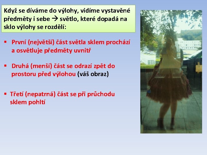 Když se díváme do výlohy, vidíme vystavěné předměty i sebe světlo, které dopadá na